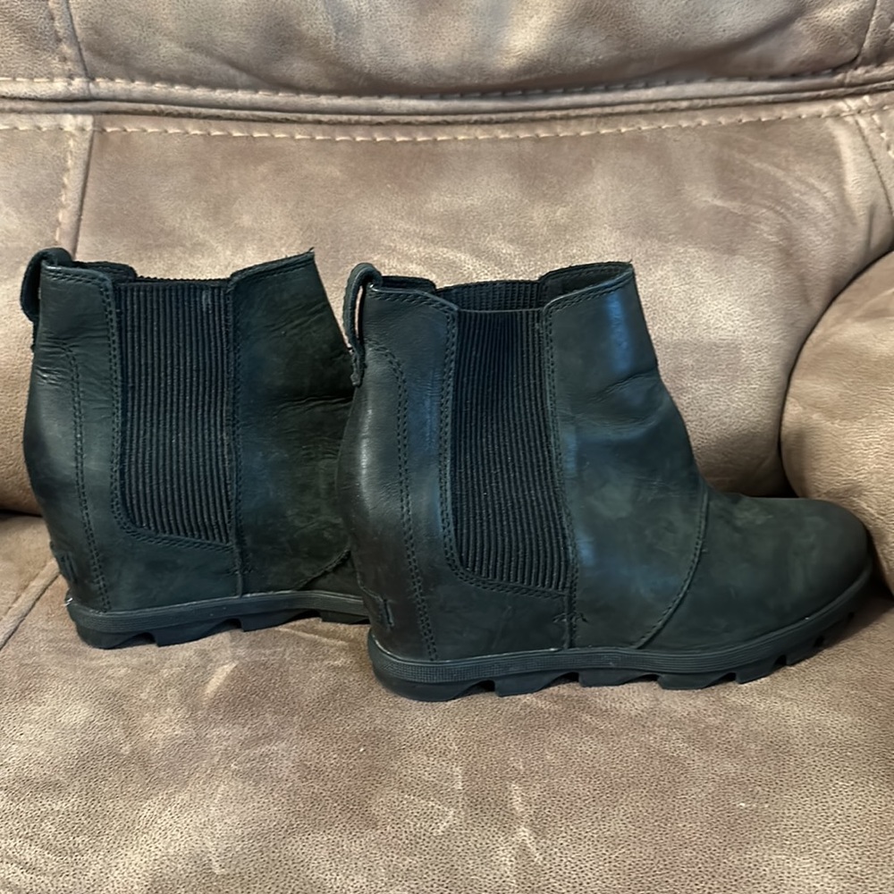 WOMEN'S JOAN OF ARCTIC™ WEDGE III CHELSEA BOOTIE size 8
